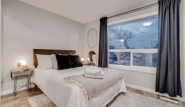 Ross – 10 Bedroom Downtown Duplex for Up to 18 ppl