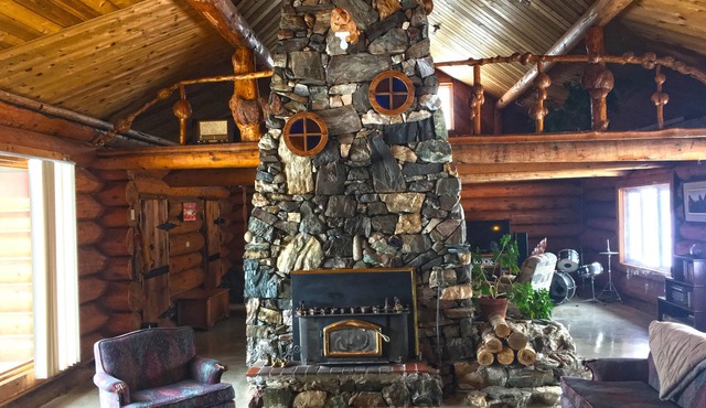 Rustic Log Home - Great for Outdoor Groups