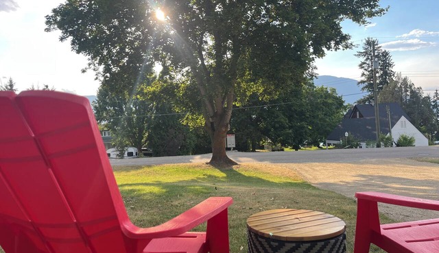 Salmon Arm Comfortable 2 Bedroom in town, 5 minute drive to the beach!