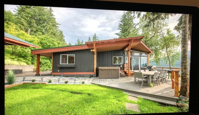 Serenity LakeHouse on Mabel Lake - Hot tub & 105 feet of beach