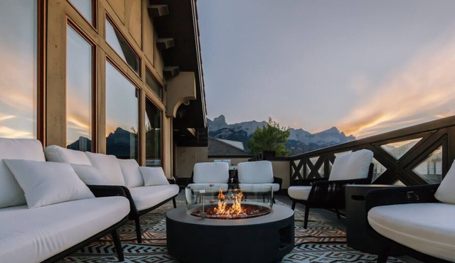 Sevenfold | Sleeps 20 | Luxe 7BR Retreat + Hot Tub