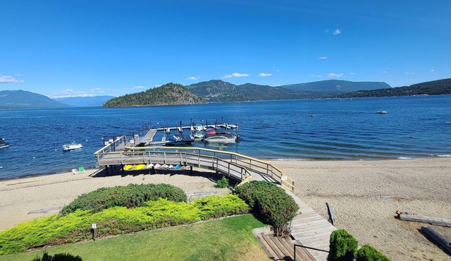 SHUSWAP LAKE SHUSWAP BEACHFRONT BY THE PARK BOAT SLIP PIER NEW DOCK SEP30 WIFI