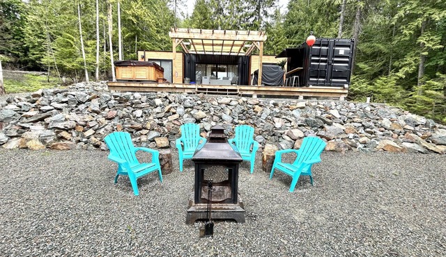 Shuswap Sea Can & Buoy Bar with HOT TUB & Buoy!