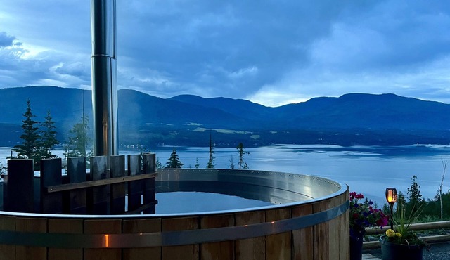 Shuswap Sky Dome With wood Burning Hot Tub & Cozy Fireplace