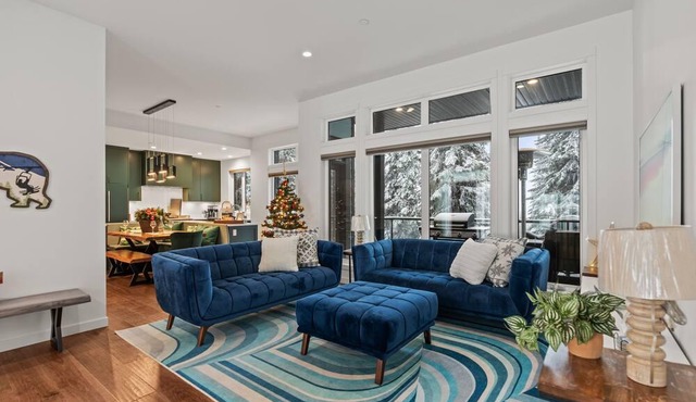 Silver Star Paradise, 3 bedrooms, Sleeps 10 with private Hot Tub Ski in/out