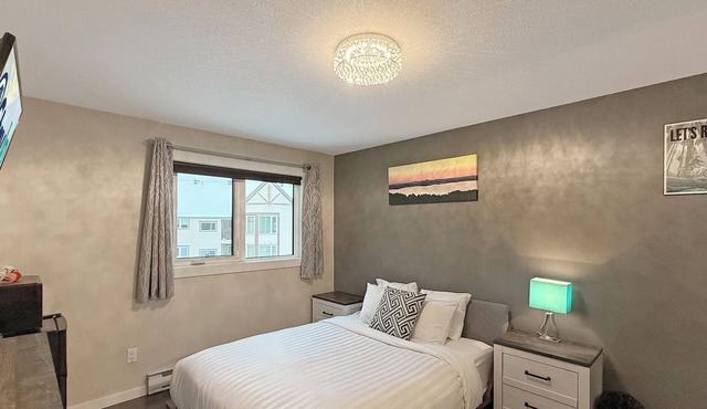 Ski Hill Views/Private Room/Hot Tub
