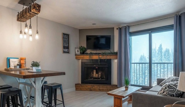 Ski In/Out Condo with Mountains View, Pool, Hot Tub and Gym
