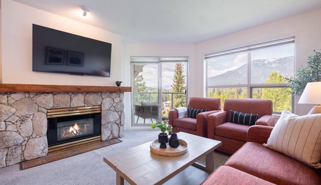 SKI-IN/SKI-OUT 1BDR Condo with Pool & Hot Tub | Spectacular location!