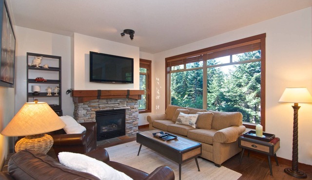 SKI IN/SKI OUT Beautiful Family Townhome. Newly renovated, Free parking, one level unit,