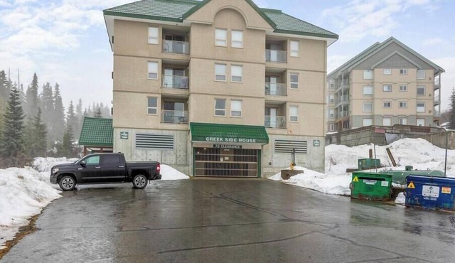 Ski in Ski out condo, steps to the Hawk chairlift.