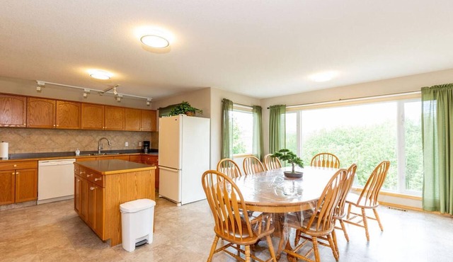 Sleeps 10-5 mins from Waterton Entrance-WCV A