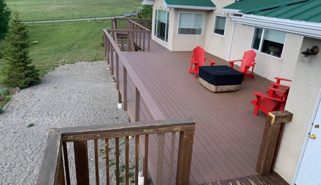 Sleeps 16-5 mins from Waterton Entrance-WCV-C