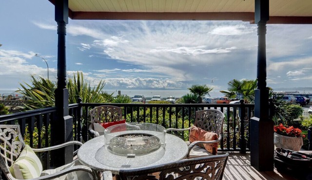 Sleeps 8+, James Bay, Victoria BC, Dallas Rd. Ocean Views from every room! in Victoria