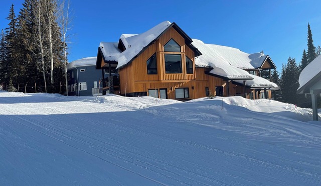 Slope Side On Crest - The Ultimate Ski In/Ski Out Family Retreat in Rossland