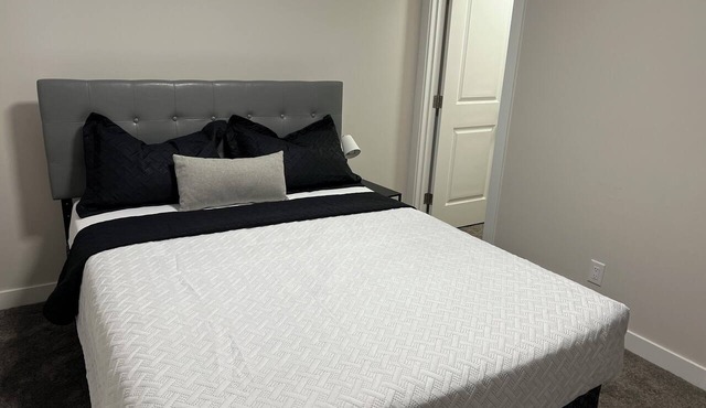 Southwest Cozy vibes, fast Wi-Fi – your chill Calgary escape starts here!