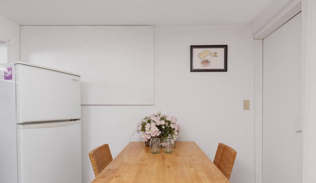 Spacious 2 Bedroom Private Basement 1 Minute Walking Distance From Lynn Canyon Trails