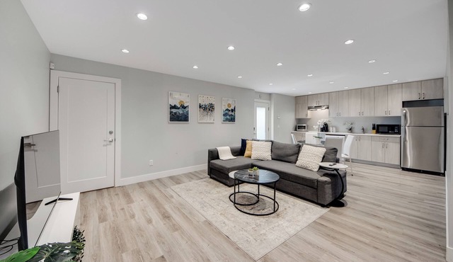 Spacious 1BR Suite + Sofa Bed Near Capilano Bridge & Trails