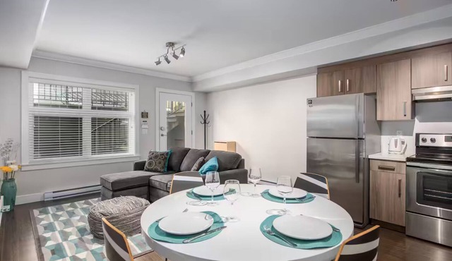 Spacious 2 BDRM Suite-steps to park and transit!