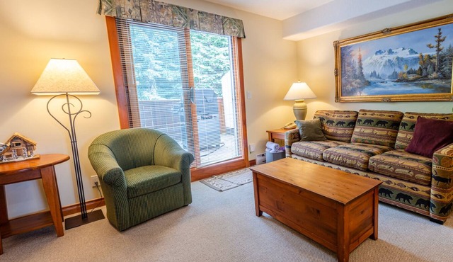 Spacious 2 bedroom townhouse with easy access to nearby runs and lift, short walk to village