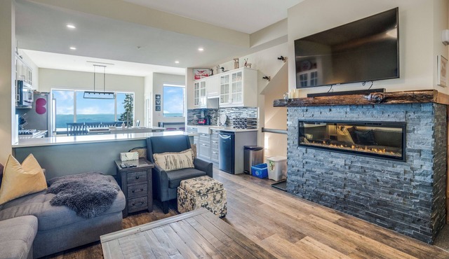 Spacious 3-Bedroom Townhome w/Stunning Views, Hot Tub & Ski-In/Ski-Out