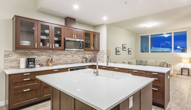 Spacious 3-Bedroom Townhome w/Hot Tub, Ski-In/Ski-Out & Stunning Views