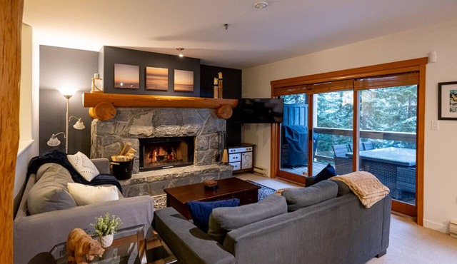 Spacious 3BR:Sleeps 8 Comfortably,Pool,Hot Tub,Patio+BBQ& Near Valley Trail!