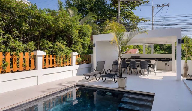 Spacious 4-bedroom Mansion with indoor pool table near Hua Hin City in Tambon Hua Hin