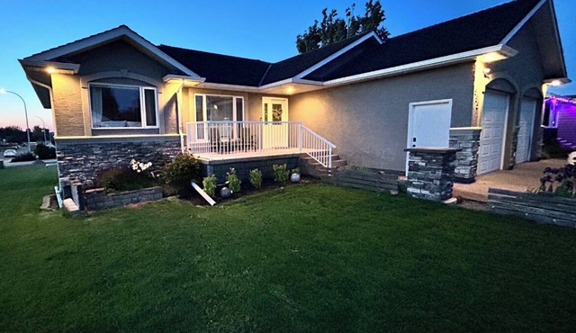 Spacious 4-bedroom house in charming Cardston with AC, WiFi