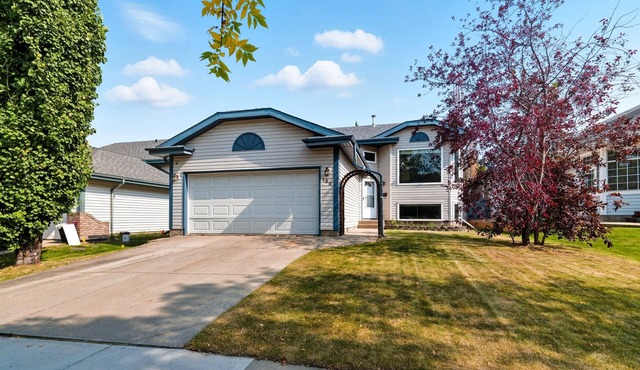 Spacious 5BR Family Retreat in Sherwood Park