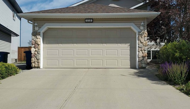 Spacious 5BR Family Home Free Parking Near YYC Quiet Area Perfect for Families