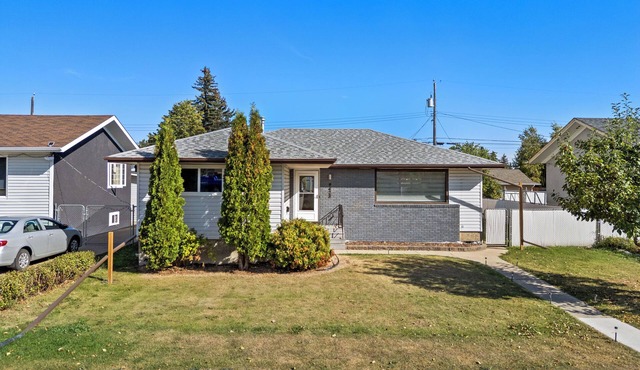 Spacious 5BR Home, 2 Suites, Sleeps 14, Pet Friendly Near Whyte Ave!