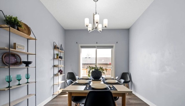 Spacious 6BR Near Rogers & Stadium | Garage | Yard