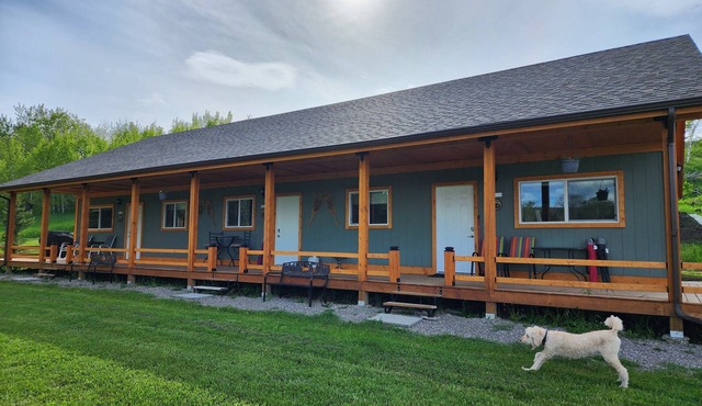 Spacious cabins near the Waterton and Canadian Rockies, barrier free access!