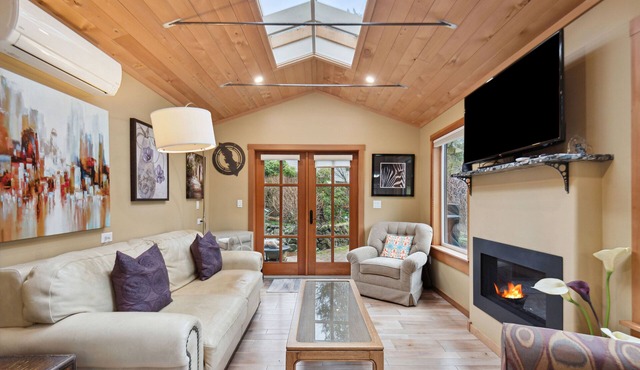 Spacious character suite! Close to local private schools, dining and more!