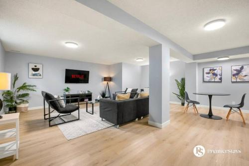 Spacious Cozy Couples Getaway Basement Suite in Sundance in Calgary