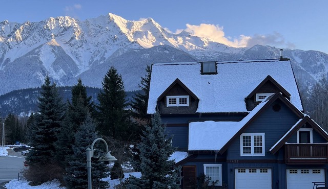 Spacious executive Home with Mountain Views 3500 Sq Ft 5 min walk to town