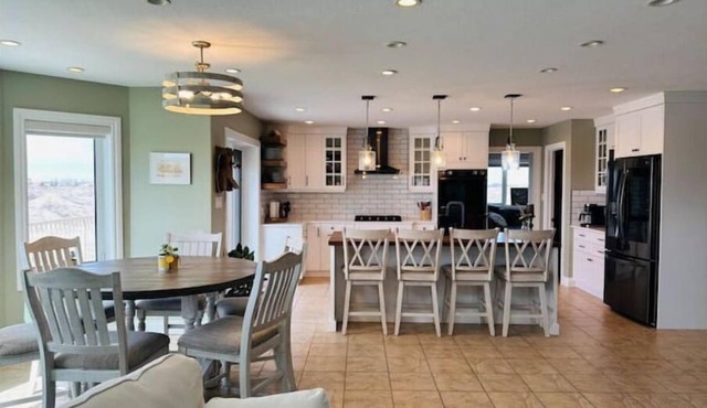 Spacious, family-friendly retreat; panoramic views