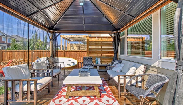 Spacious Family Getaway for 10 with Hot Tub, Lake, Gazebo, King Master