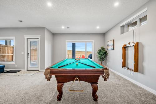 Spacious Family Retreat with Hot Tub, Pool Table, Gym