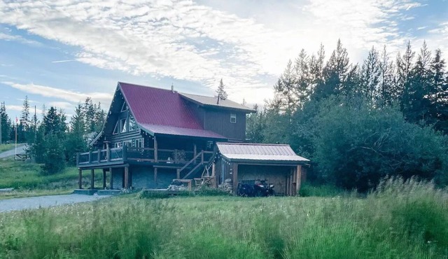 Spacious Log Cabin With Hot Tub in Logan Lake