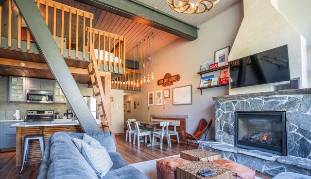 Spacious Mountain Retreat w/Hot Tub & Beautiful Loft! – Perfect for small groups!