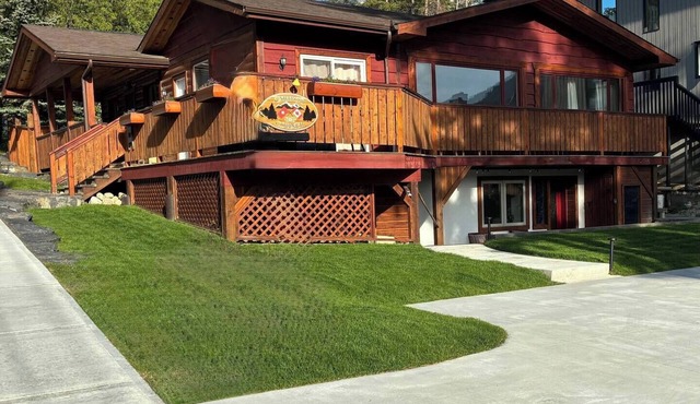 Spacious private king suite steps to DT Banff