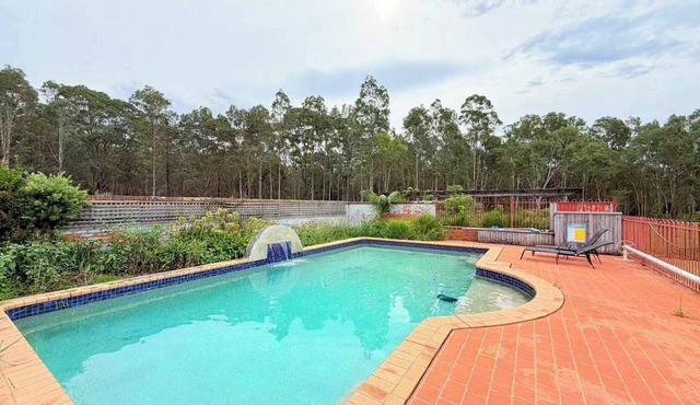 Spacious Queen + Single Farmhouse Room in Worrigee
