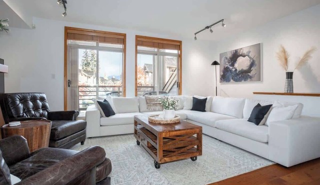 Spacious Townhome, Golf Course Setting, Hot Tub!