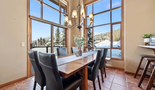 Spacious Townhouse, Stunning Views, Phenomenal Location!