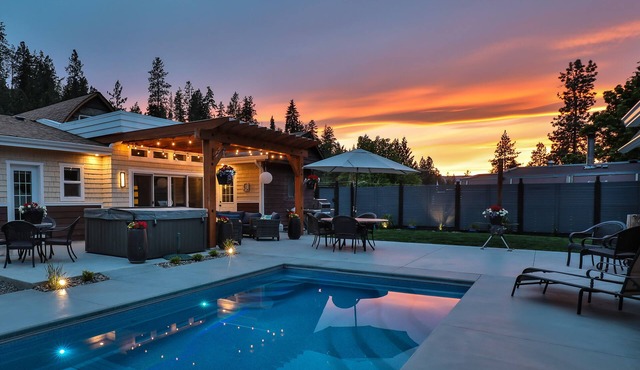 Spacious Urban Cottage with Private Hot tub and Heated Salt Water Pool