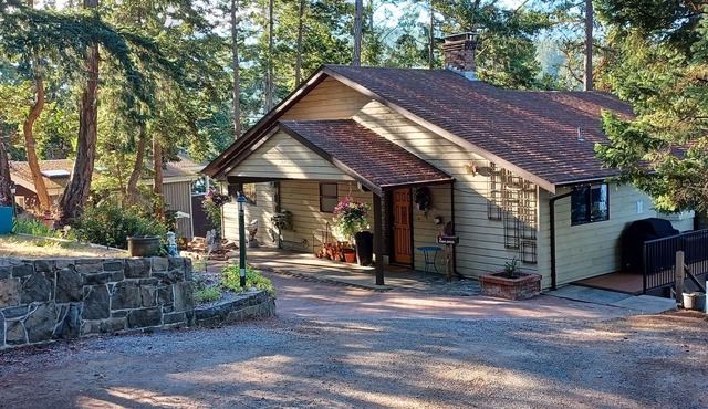 Spacious Waterfront House on North Pender Island