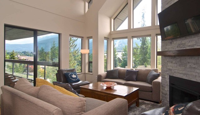 Spectacular 3 bed/2 bath Penthouse with Mtn Views