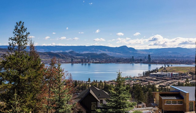 Spectacular Lake & Mountain Views, near Wineries, minutes to downtown Kelowna!
