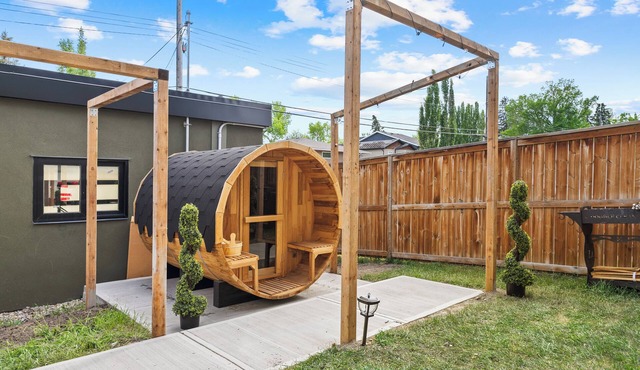 *Spectacularly Spacious* 6-Person Sauna |Rocket-ship|Game-Room|Hammock
